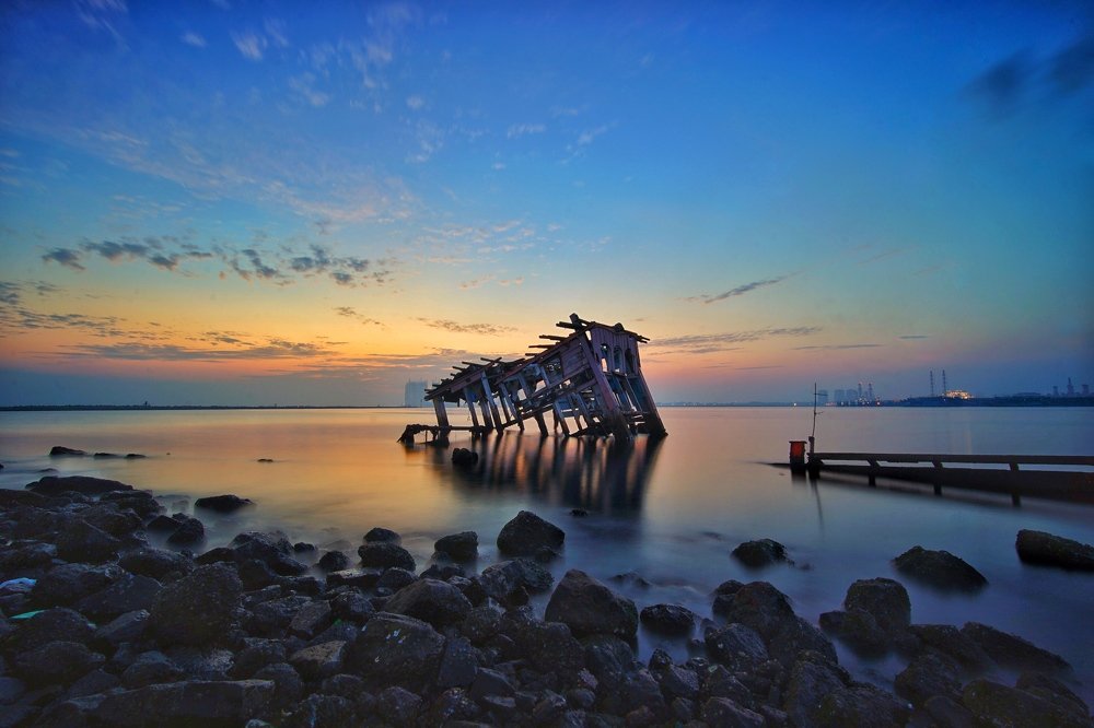 Chasing sunrise in the abandoned wreck