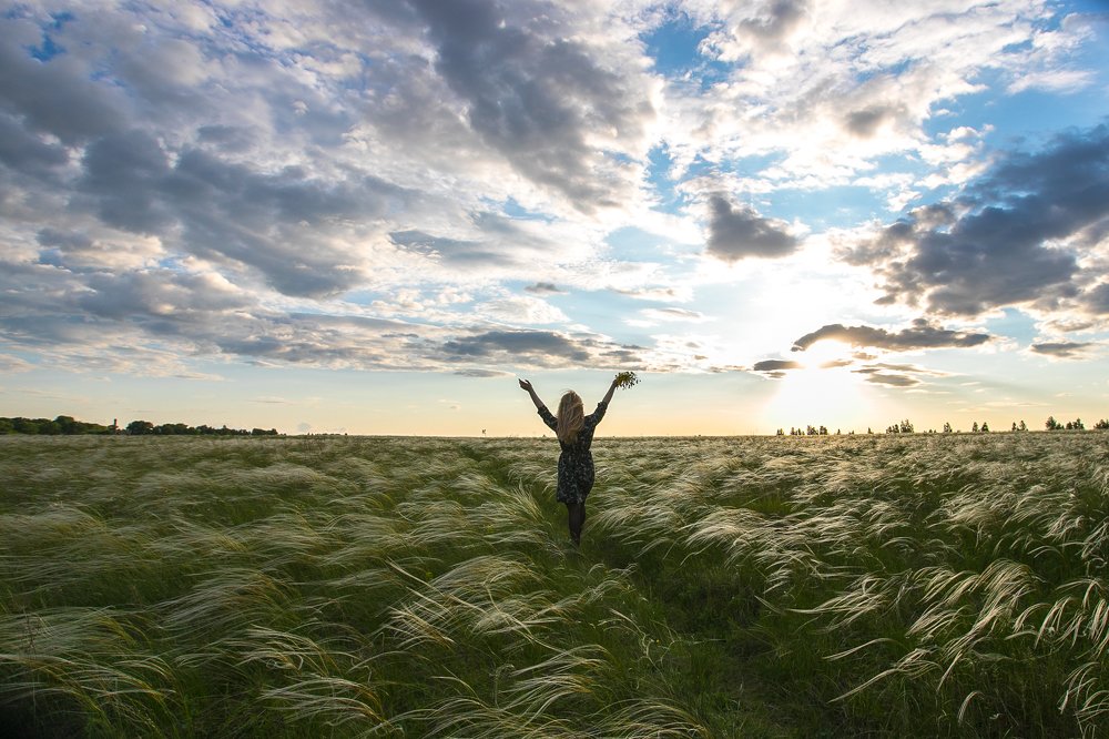 Девушка. Закат. Поле.