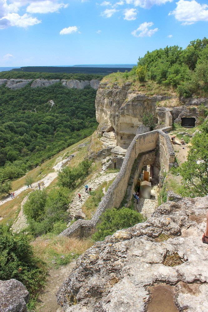 Вход в пещерный город-крепость.