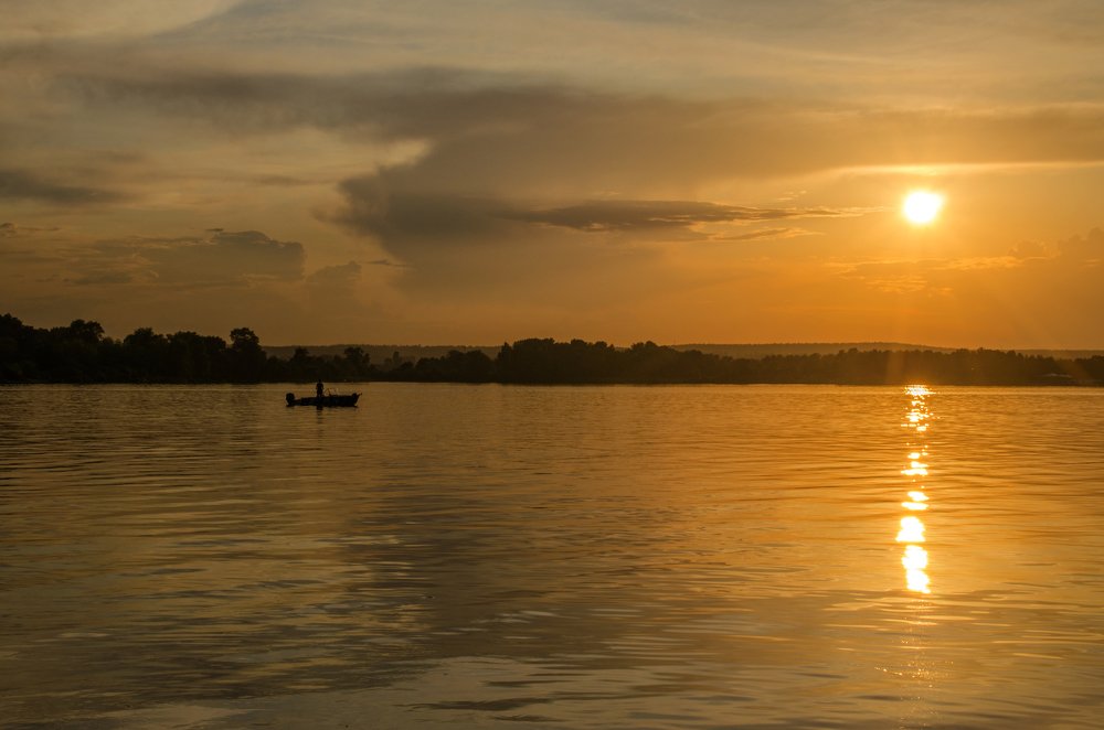 Закат над рекой