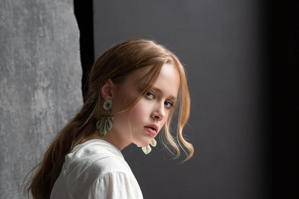 Lady with green earrings