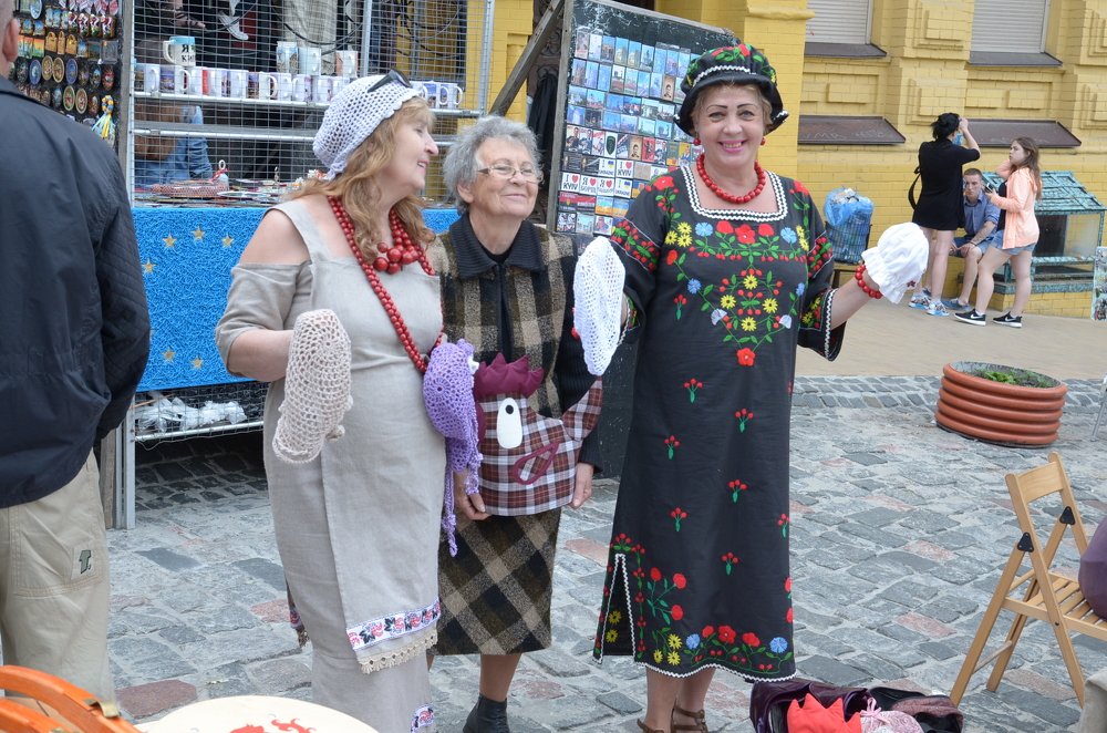 три бабульки под окном...