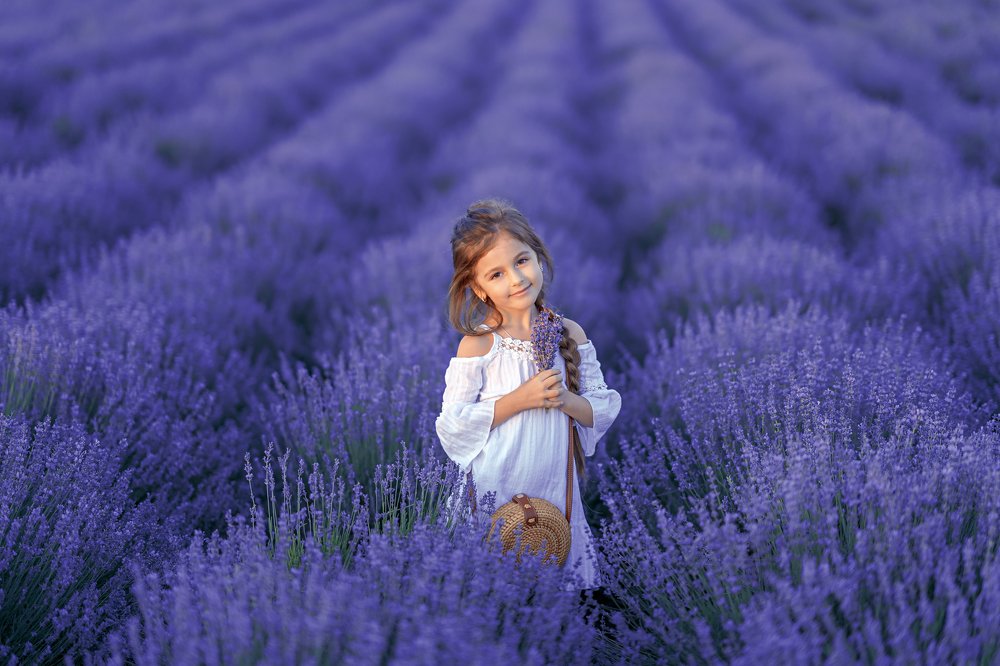 Девочка в лавандовом поле