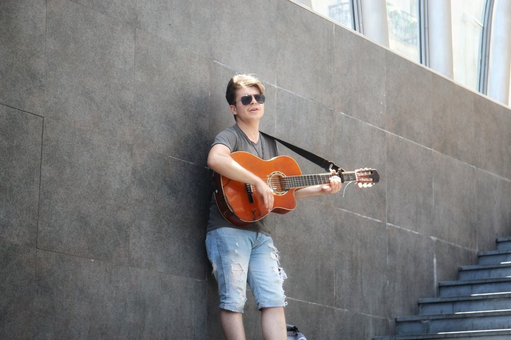 В подземном переходе...