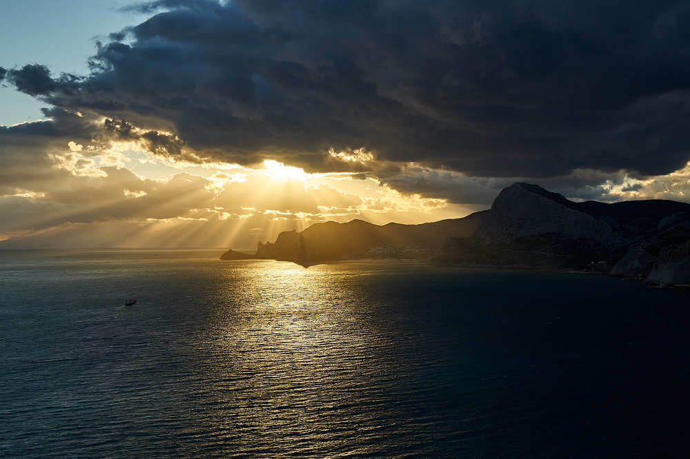 новый свет в лучах заходящего солнца