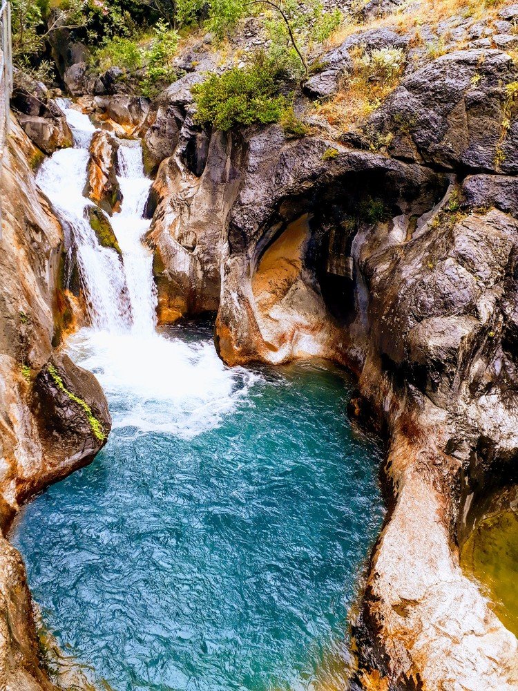 Город и река