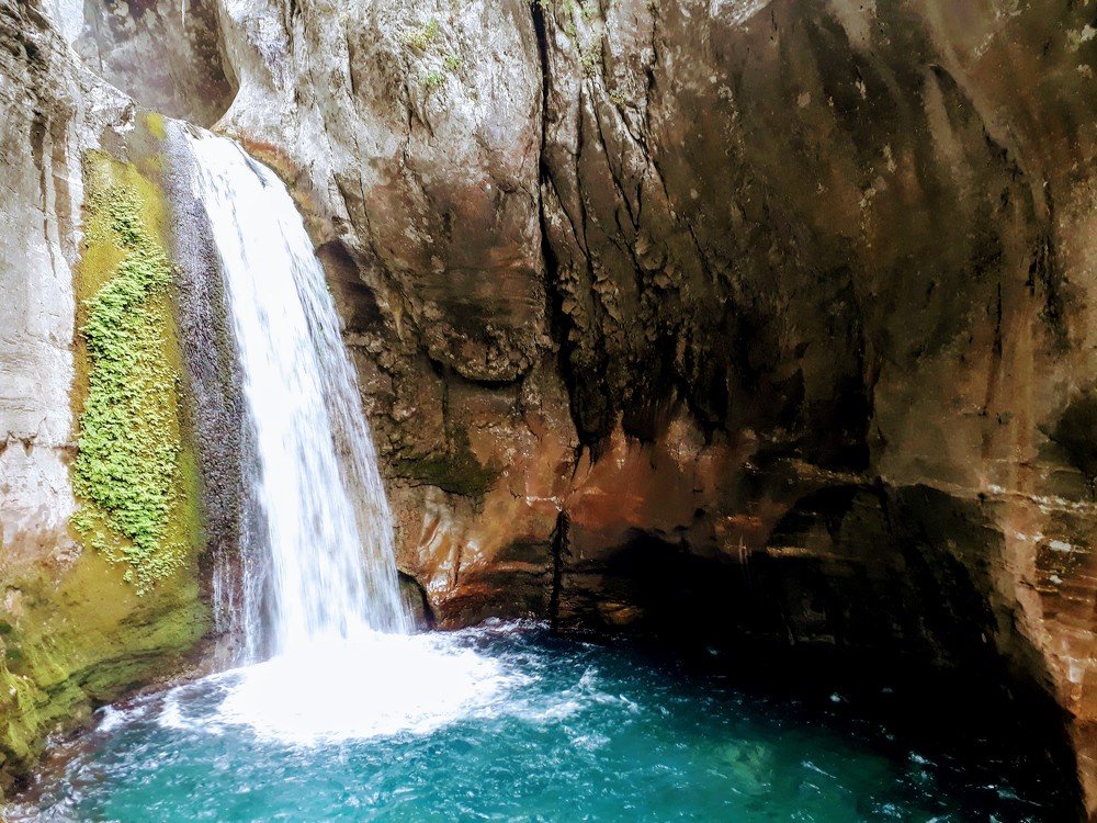 Город и река