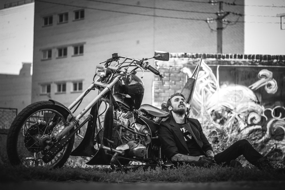 Человек который много думает.