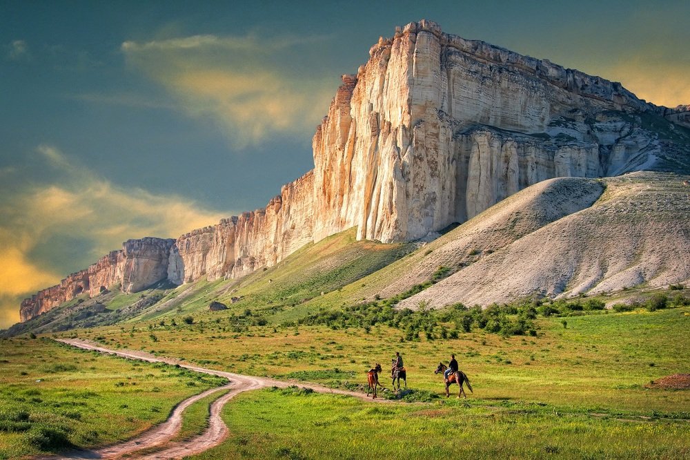 У Белой скалы