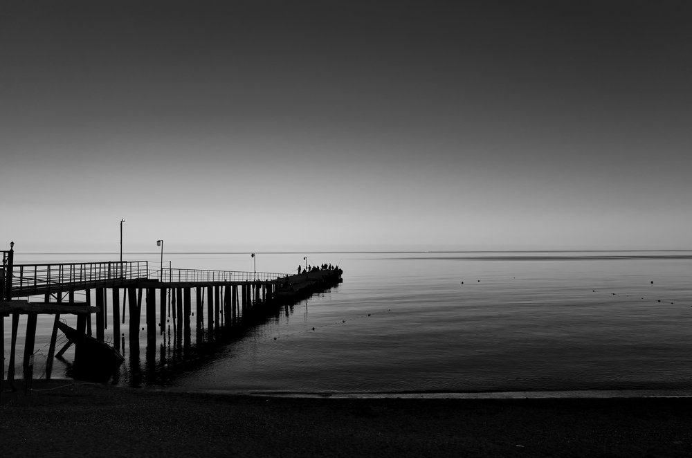 Рыбаки на пирсе