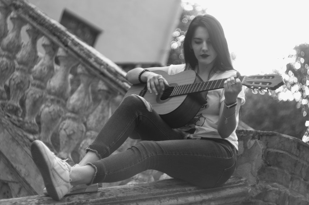 Девушка с гитарой