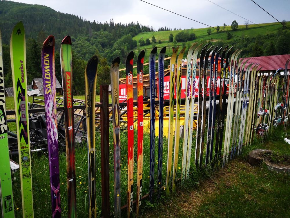 В літку лижі відпочивають по своєму.