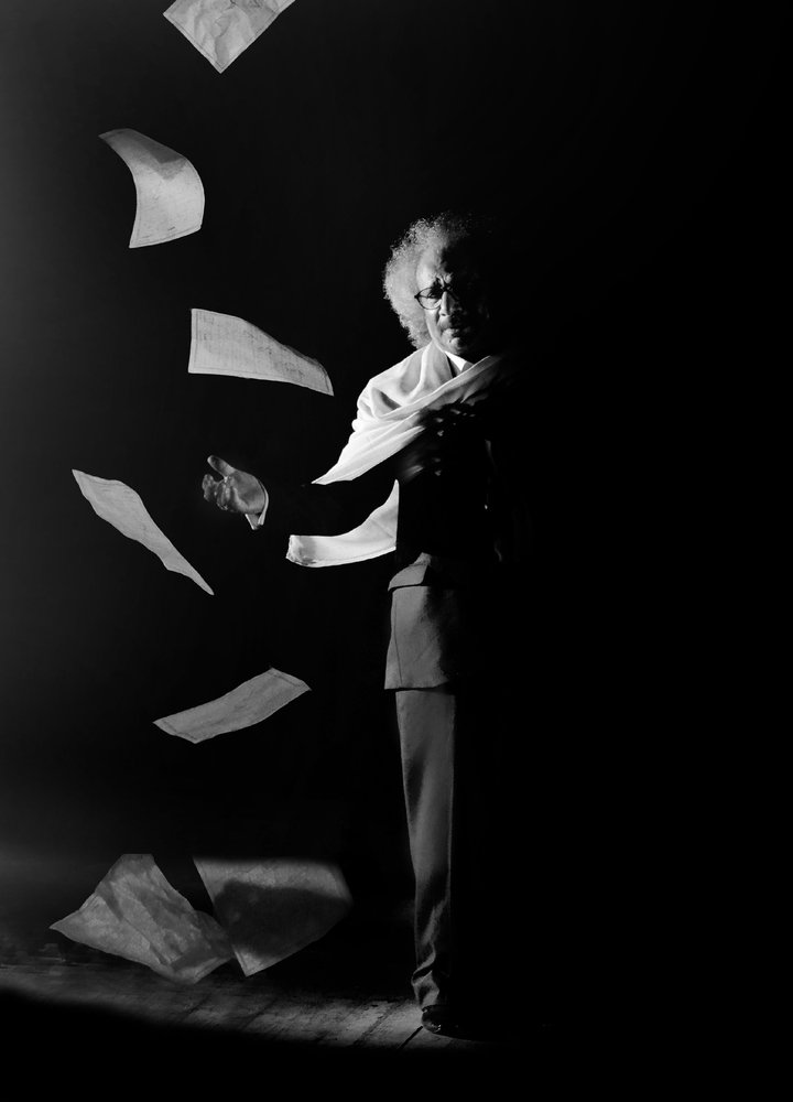 تساقطت اوراق الكون في يدي