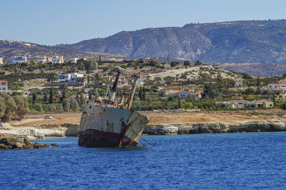 Кипр... Севший на мель у берегов Пафоса грузовой корабль Edro III