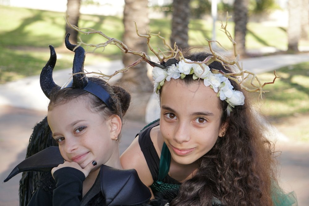 Сестры в костюмах