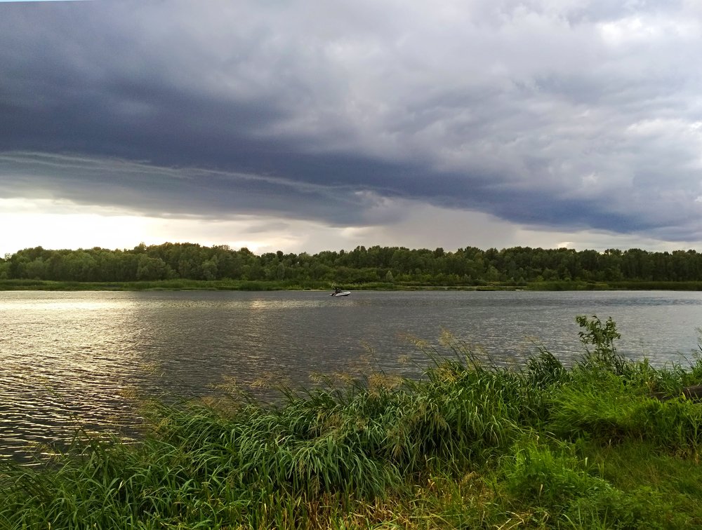 На реке