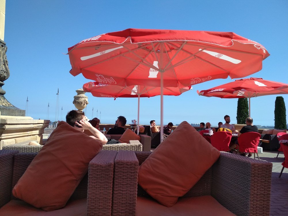 Красные зонтики.