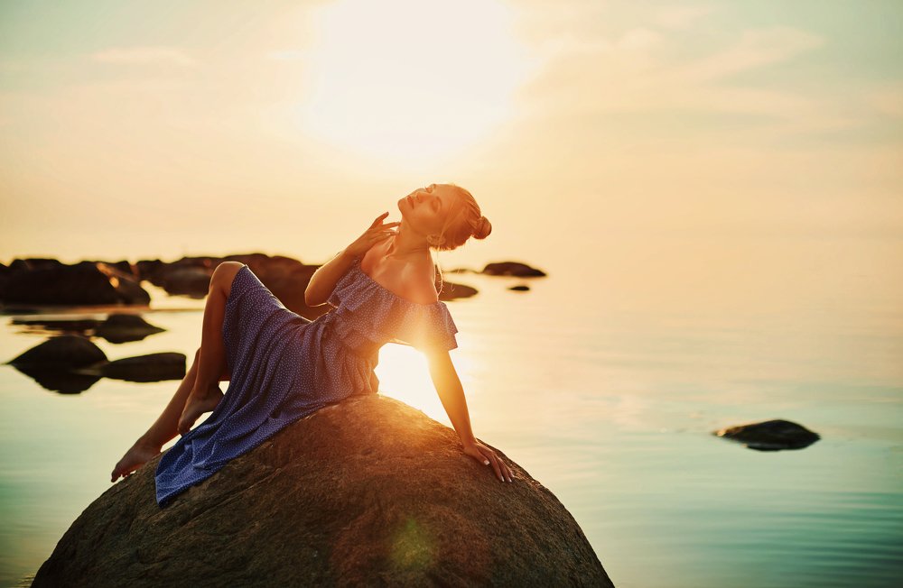 Девушка на камне