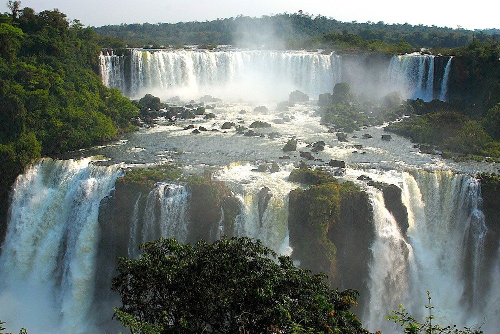 Один из каскадов водопада Игуасу с Бразильской стороны