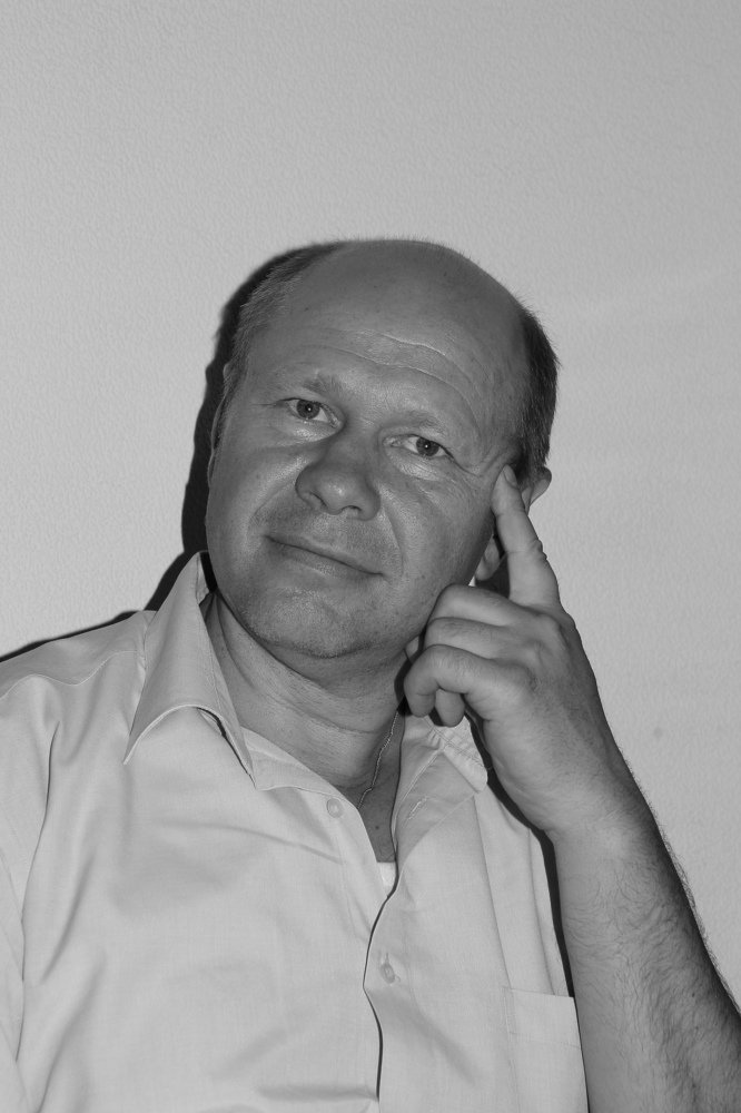 Задумавшийся мужчина
