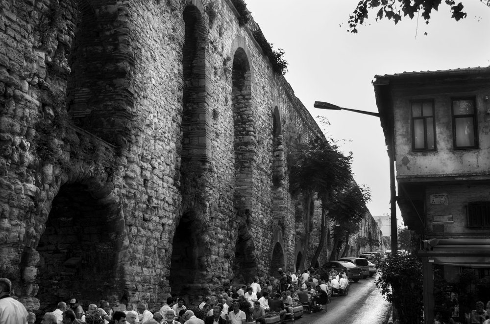 Современная жизнь древнего города: в поисках тени