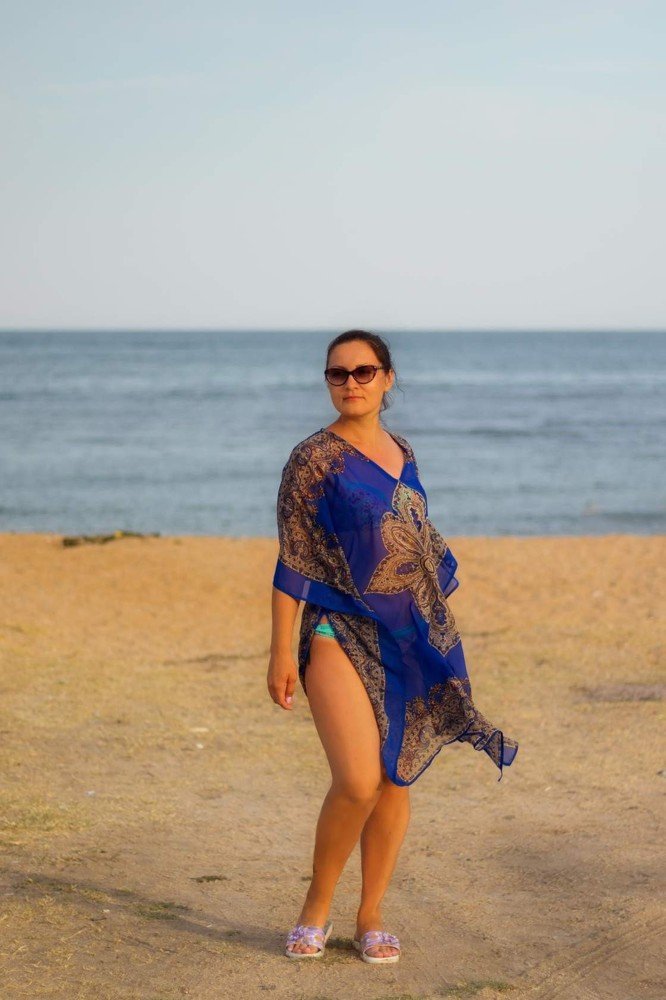 По песчаному берегу