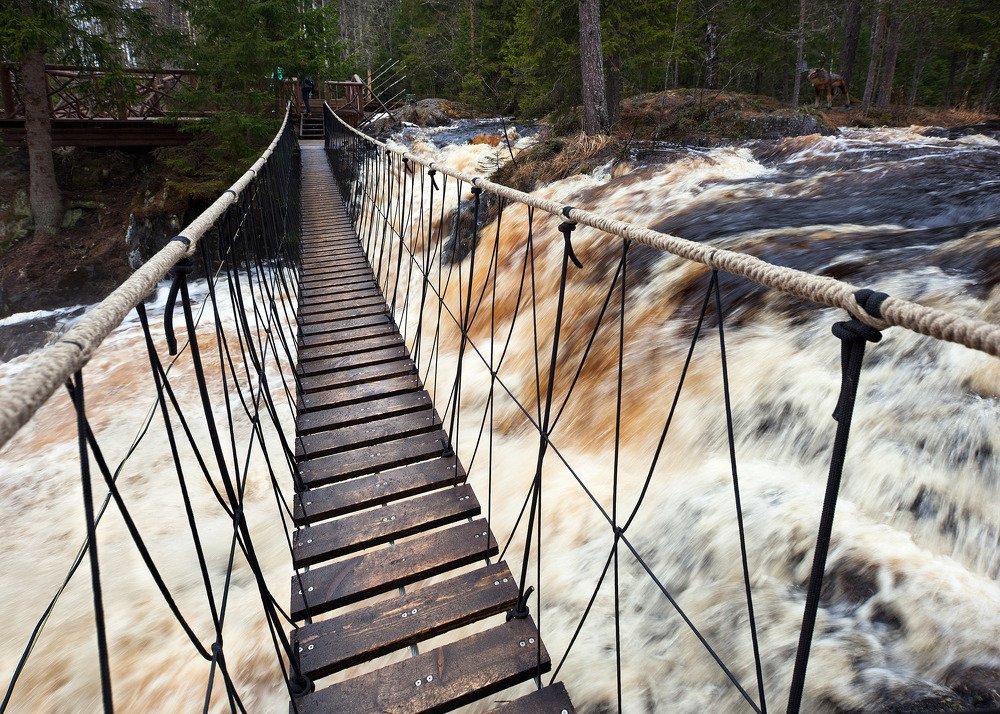 Мост над водопадом в Рускеала.