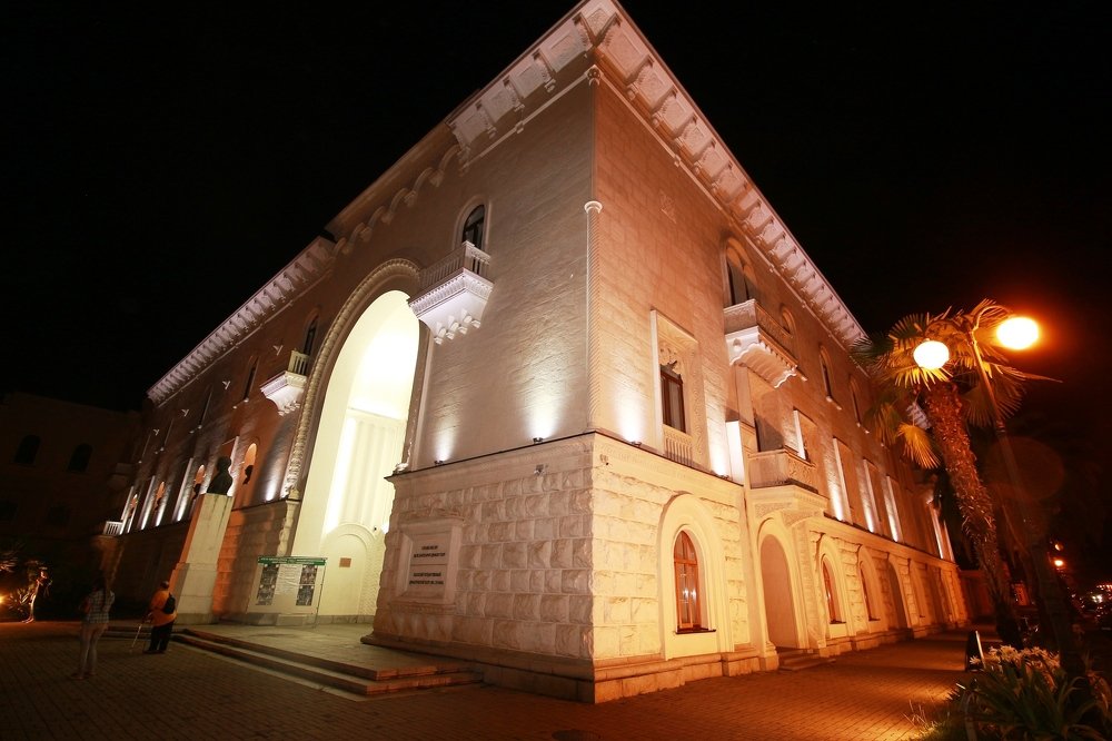 Сухумский театр ночью.