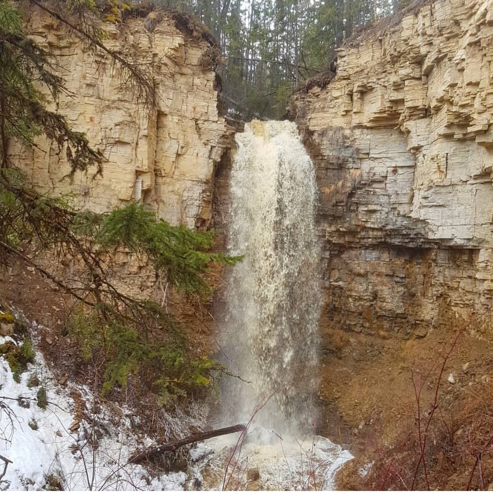 Водопад от тающего снега