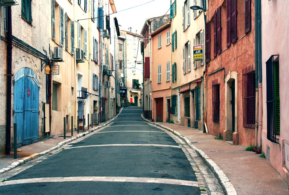 Старинная улица в Провансе.