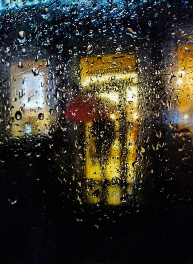 Девушка с красным зонтом