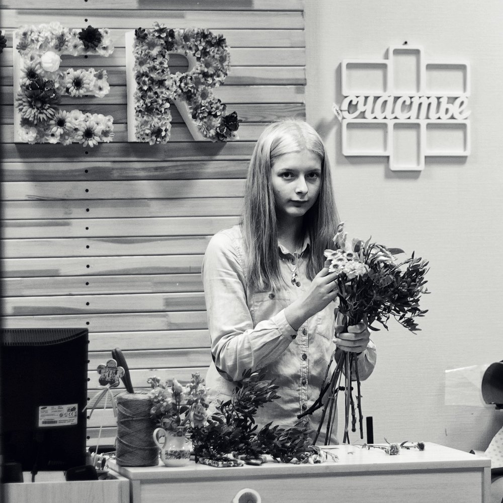 девушка, продающая счастье