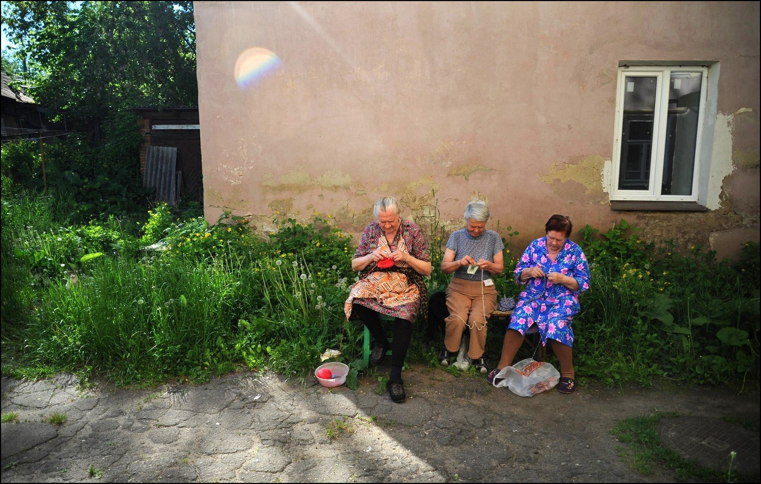 Три девицы под окном