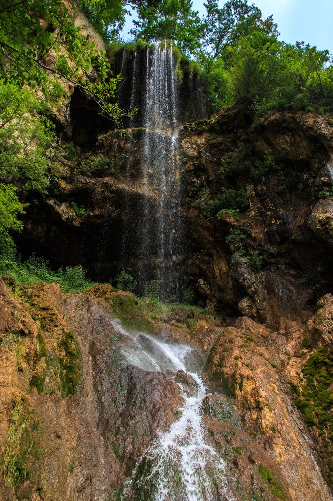 С отвесных скал серебряной завесой – спадают искры влаги ледяной...