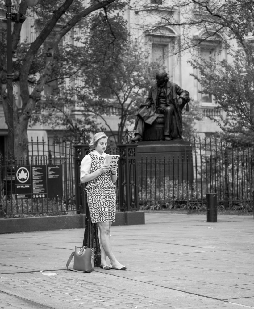 Девушка с книгой.