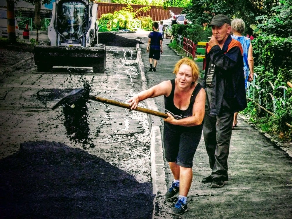 как всегда, бабы работают - мужики курят...