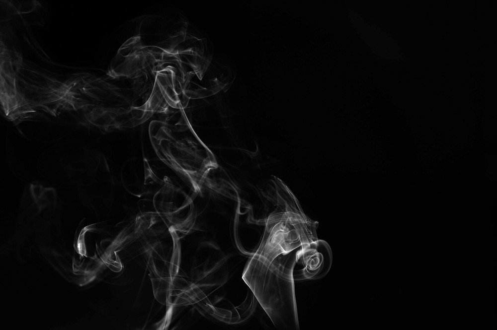 Дым на тёмном фоне