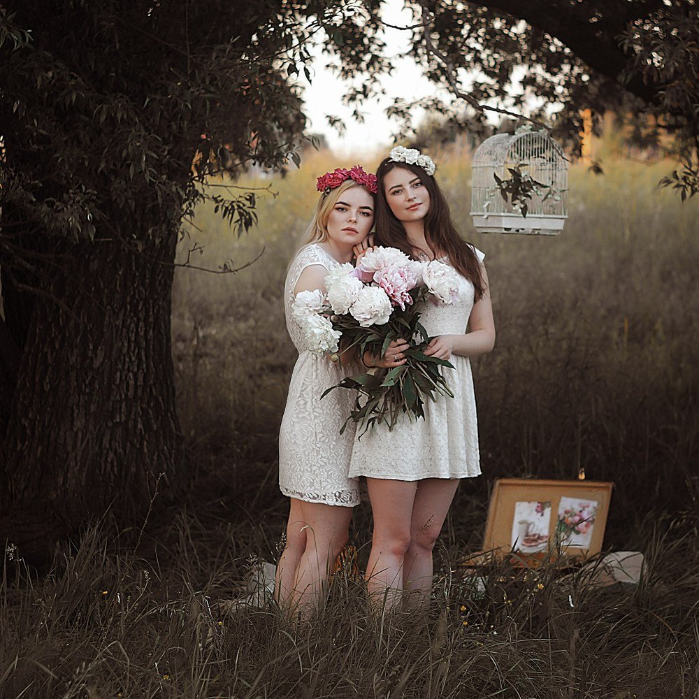 Вечерняя прогулка сестер