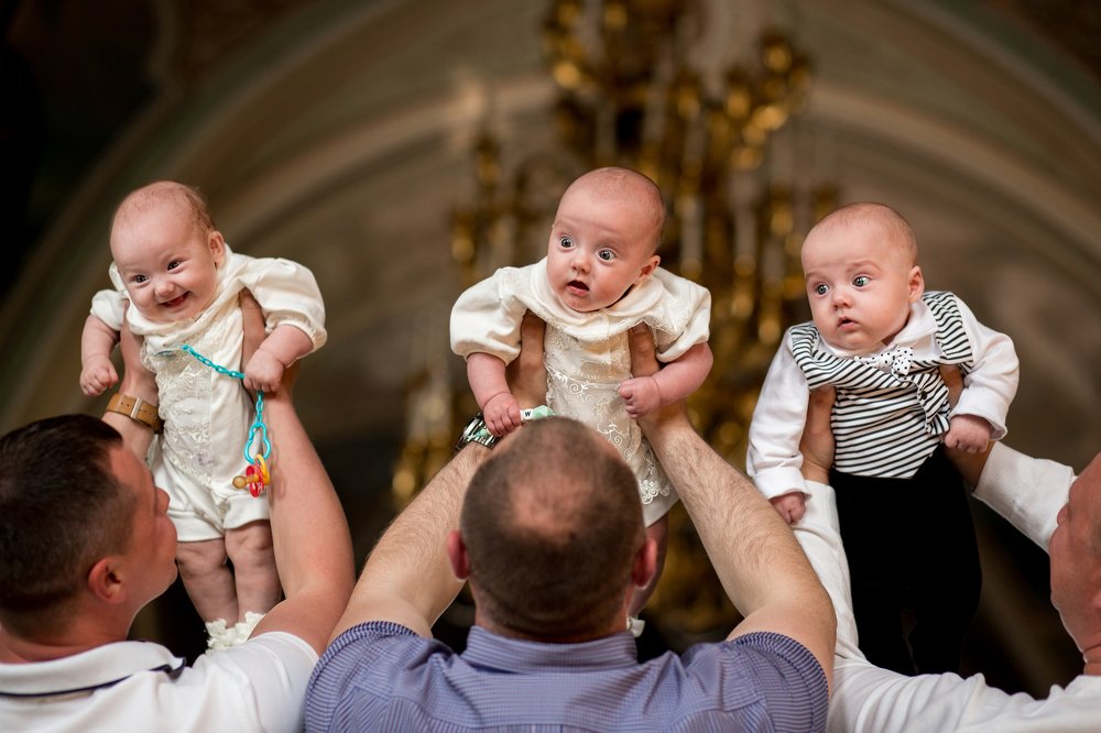 и крестимся втроем...