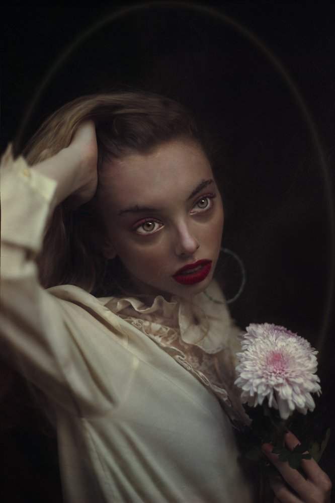 mujer de los ojos tristes