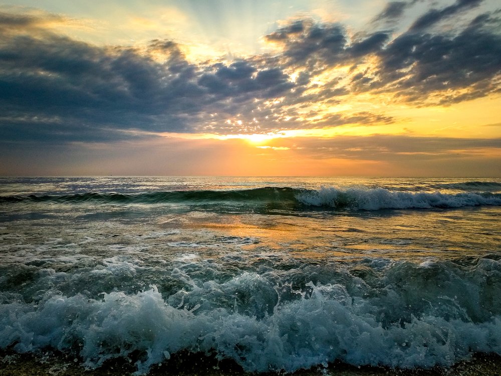 Волны Каспия на рассвете.