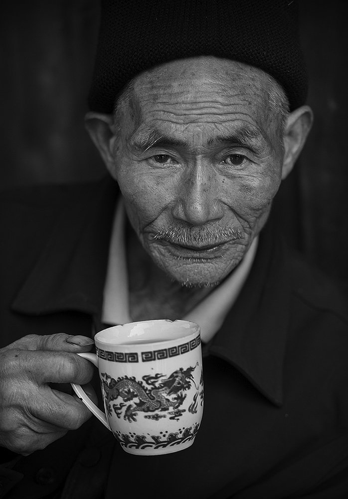 An old man who drinks tea