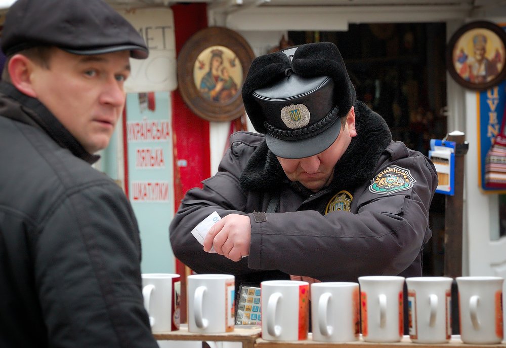 Страж порядка VS Продавец