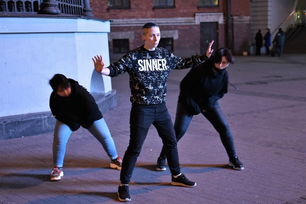 Ночные танцы.