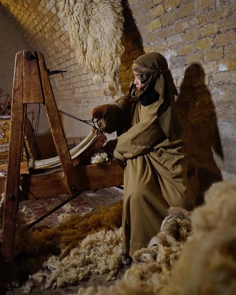 Прядильщица.Средневековье