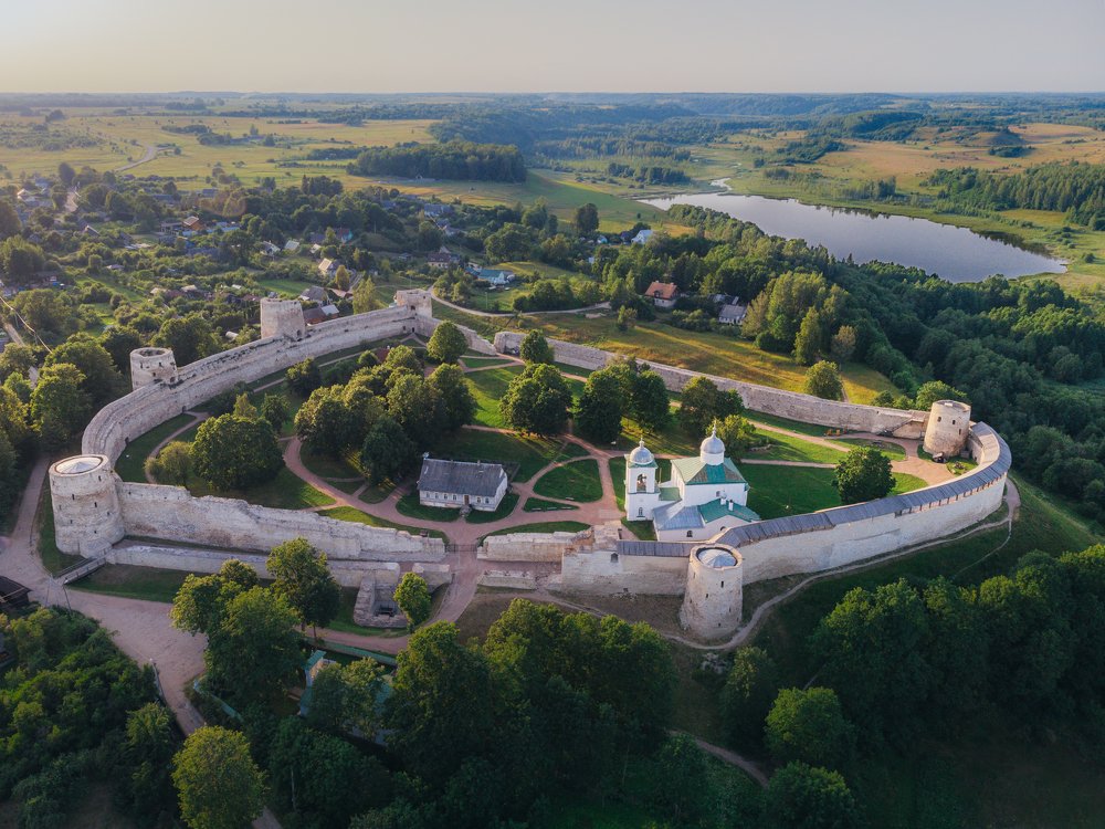 Тихий июньский вечер в Изборске