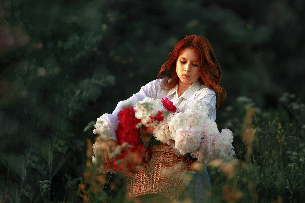 Девушка с пионами