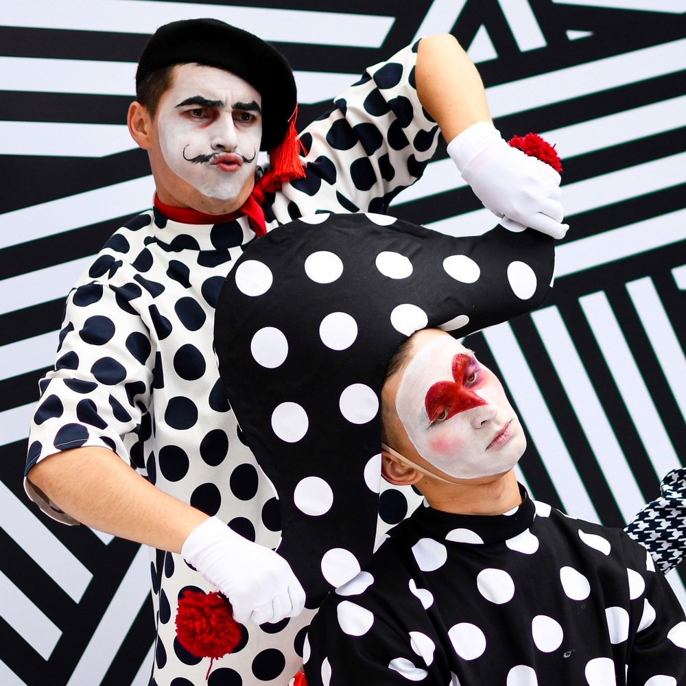 Мимы веселят публику