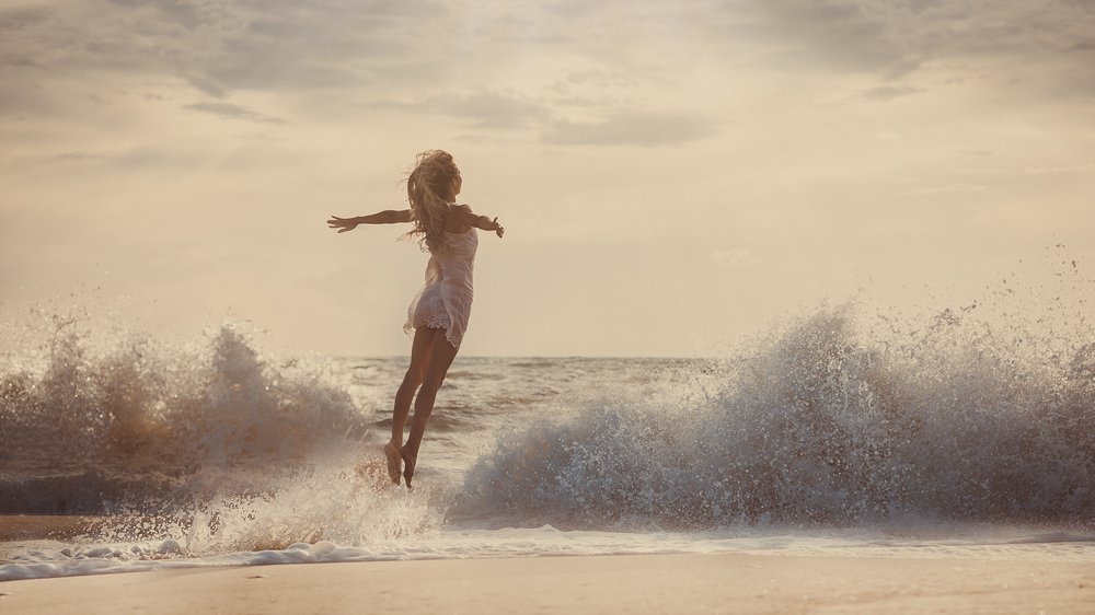 Девушка и волны