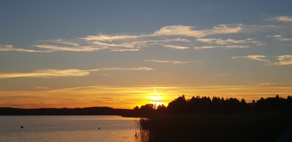 Закат над озером
